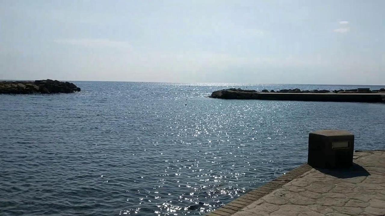 Fantastic 1 Bed Apartment By The Sea Opposite 4 Seasons Limassol Exteriör bild